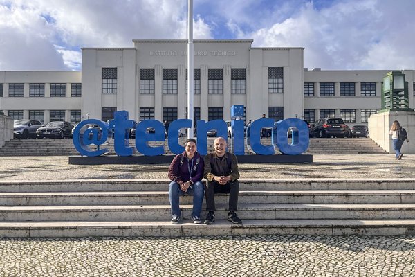 Lucia and Leart in front of Técnico's central main building, in Lisbon.