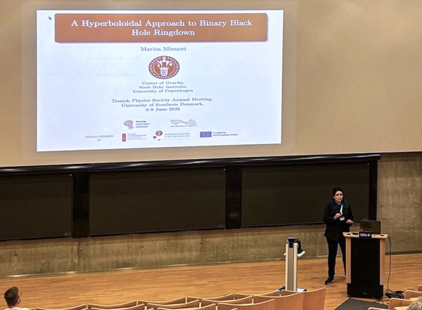 Center of Gravity member Marica Minucci speaking at the 2026 annual meeting of Dansk Fysisk Selskab (DFS26).