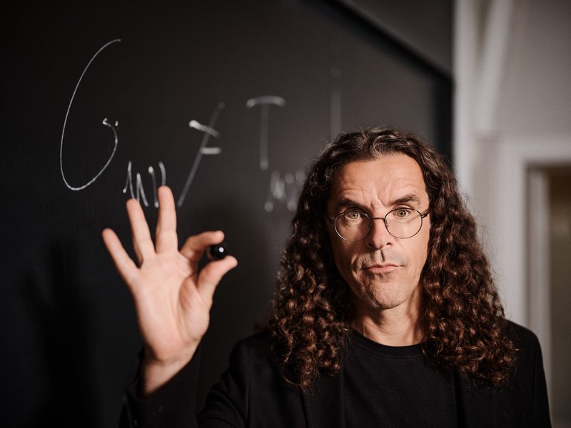 Vitor Cardoso holding a marble