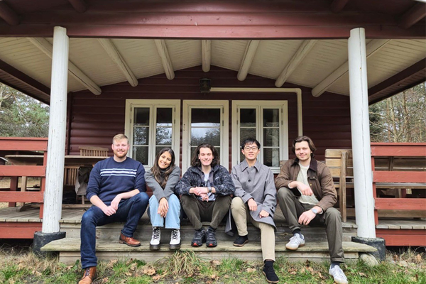 Photo of Strong students in ‘Lenshouse’