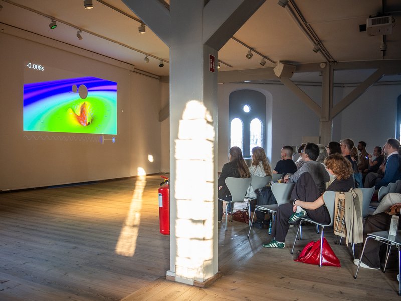 Photos from the lecture Black Holes: When Light Falls In, by Lorena Magaña Zertuche