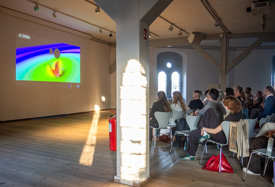 Photos from the lecture Black Holes: When Light Falls In, by Lorena Magaña Zertuche