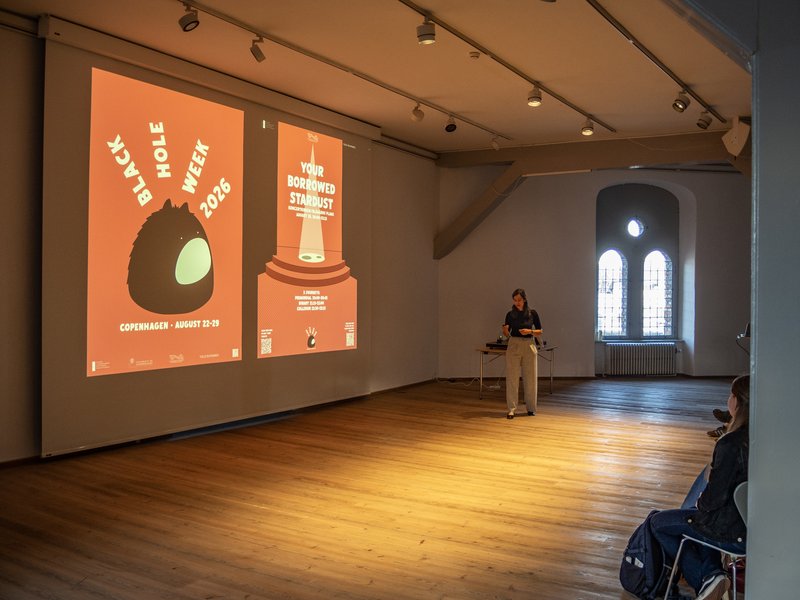 Photos from the lecture Black Holes: When Light Falls In, by Lorena Magaña Zertuche