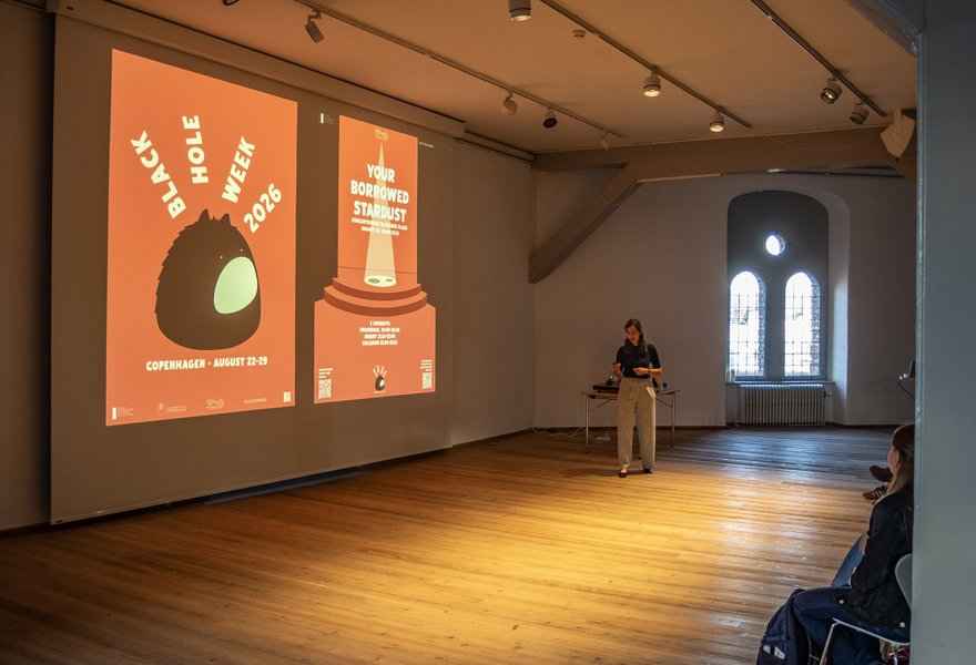 Photos from the lecture Black Holes: When Light Falls In, by Lorena Magaña Zertuche