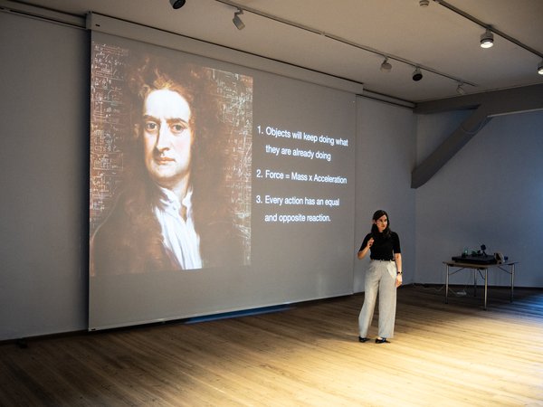 Photos from the lecture Black Holes: When Light Falls In, by Lorena Magaña Zertuche