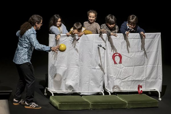 Vitor Cardoso performing  Galileo’s falling bodies experiment with a group of children.