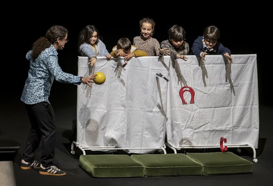 Vitor Cardoso performing  Galileo’s falling bodies experiment with a group of children.